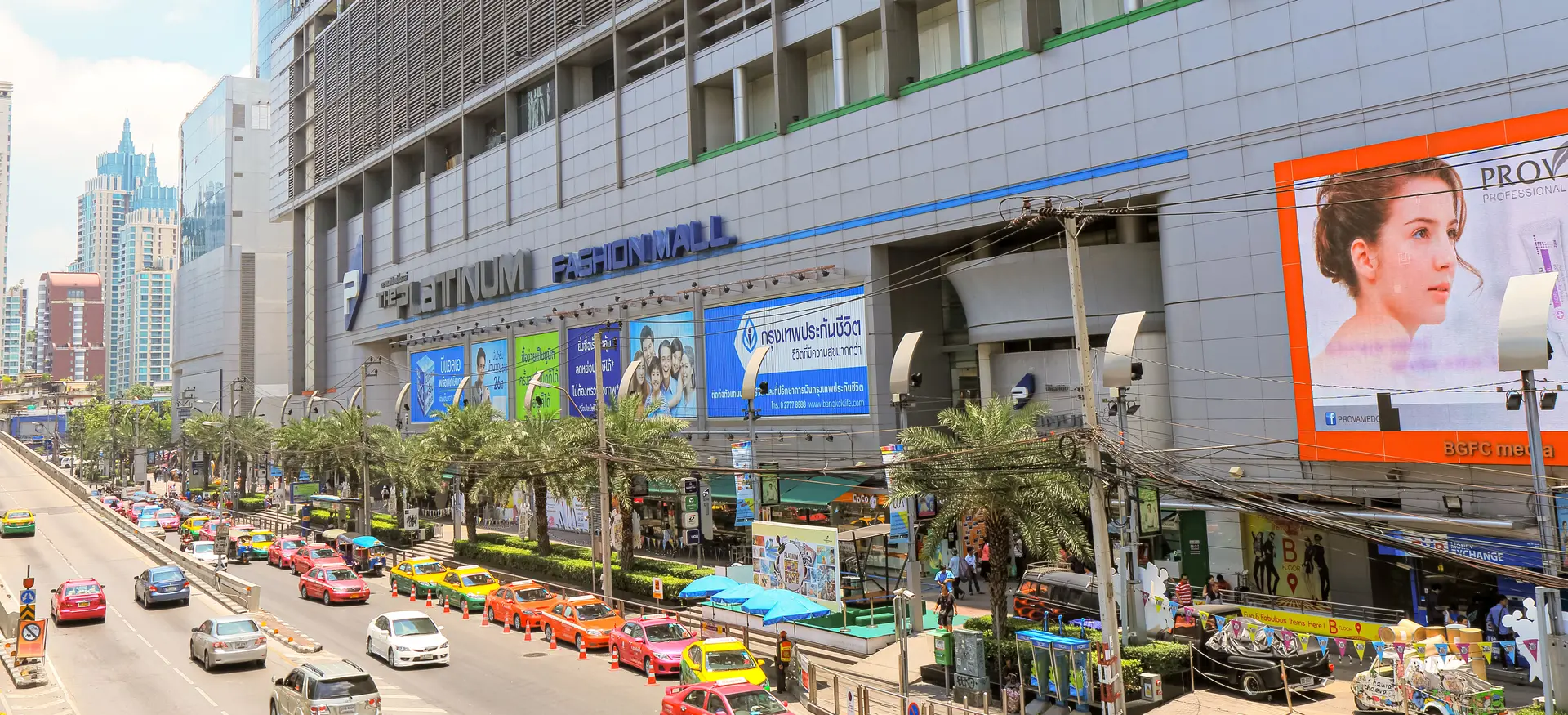 Platinum Fashion Mall on Phetchaburi Road in Pratunam, Bangkok, with taxis lined up outside